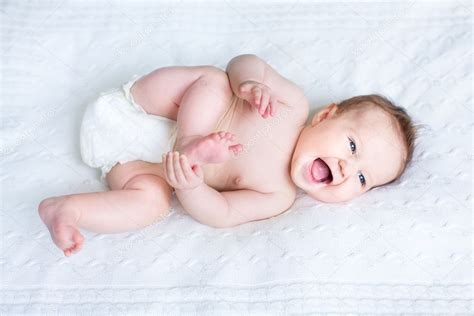 Bebé con pañal sonriendo