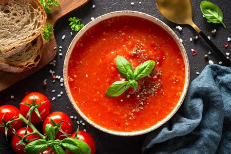 Sopa de tomate terminada con guarnición