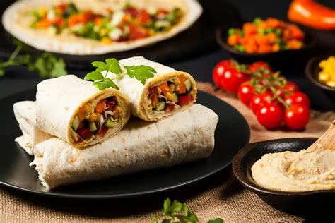 Tortilla con hummus y tomates cherrys espolvoreada con orégano