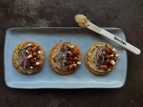 Canapés de tortitas de maíz con hummus, garbanzos especiados, queso feta y cebolla morada