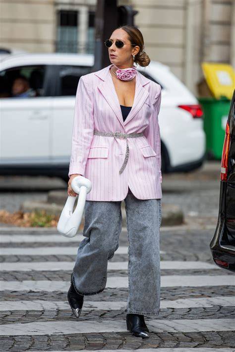 Street style con blazer rosa pastel y combinaciones de colores