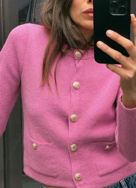 Esquema visual de combinaciones de prendas con chaqueta rosa