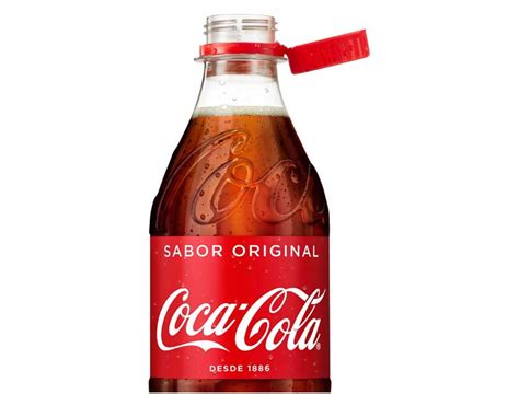 Botella de Coca-Cola abierta con tapa enroscada boca abajo en la nevera