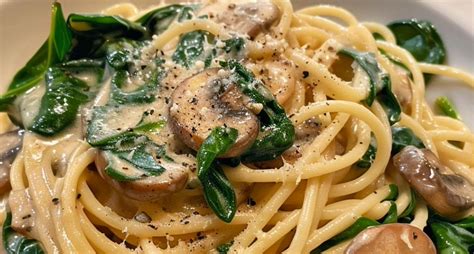 Pasta cremosa con champiñones, espinacas y tomates cherry