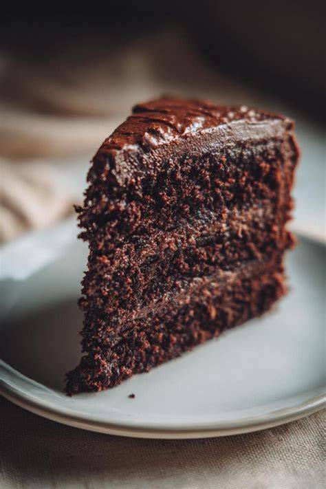 Torta Húmeda de Chocolate con un corte para mostrar la suavidad