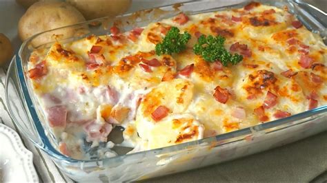 Pastel de patatas y atún con bechamel recién horneado