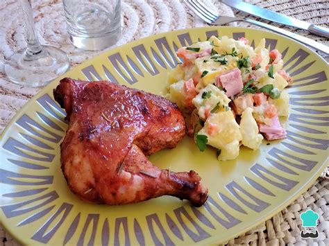 Plato de pollo asado cubano con tostones y ensalada