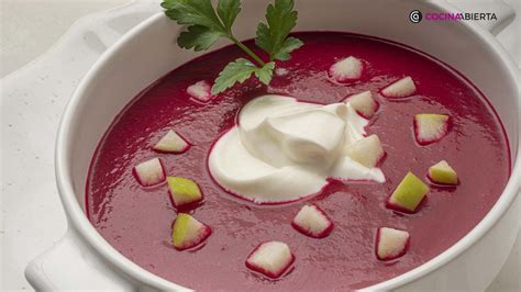 Crema de remolacha en un plato