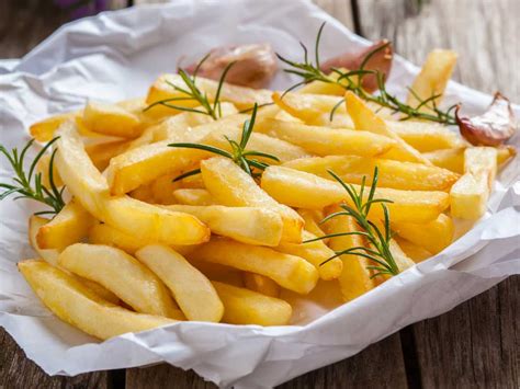 Patatas fritas con diferentes acompañamientos