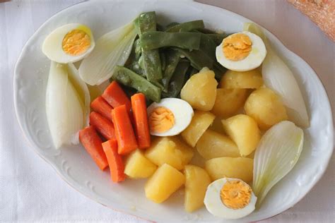 Hervido valenciano con verduras y huevo cocido