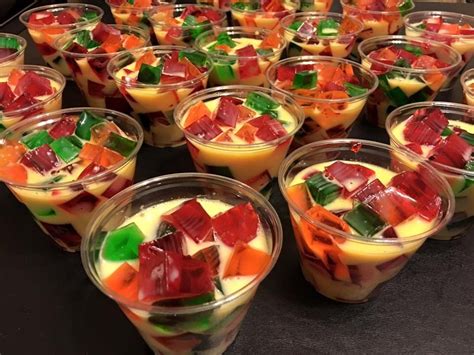 variedad de gelatinas de colores en recipientes