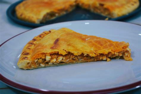 Empanada de atún dorada y lista para servir