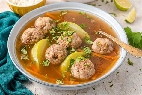 Sopa de albóndigas guatemalteca