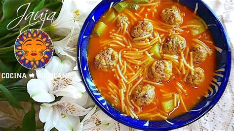 Ingredientes frescos para sopa de albóndigas