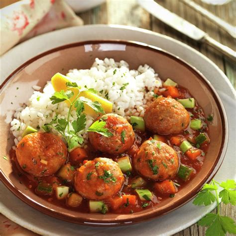 Sopa de albóndigas servida con arroz y aguacate