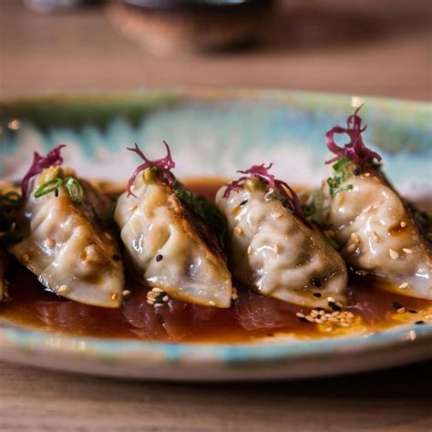 Selección variada de sushi y gyozas en Sushi Voy