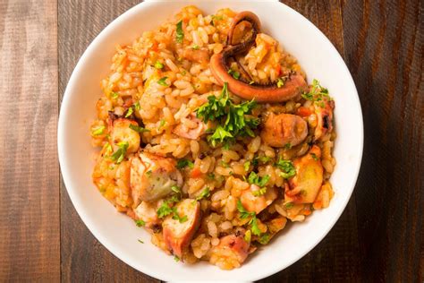 Arroz con pulpo y gambas listo para servir