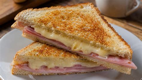 Sándwich mixto recién hecho con queso fundido