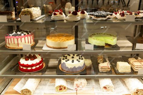 variedad de tartas heladas expuestas en vitrina
