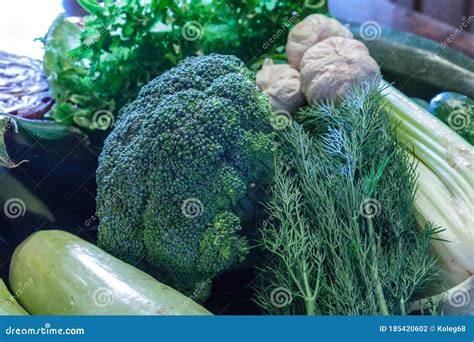 Variedad de verduras frescas para hervir