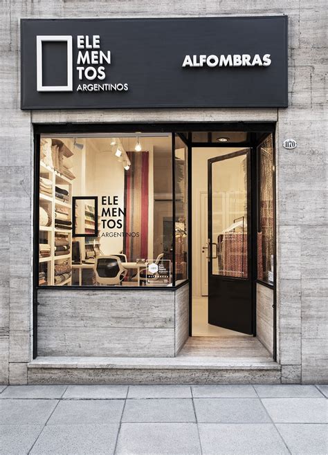 Fachada de una tienda tradicional de patatas fritas y frutos secos en Madrid