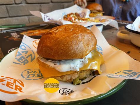 Tabla de especialidades de hamburguesas Panzzer Grill