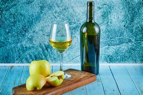 Vino blanco especiado con rodajas de manzana