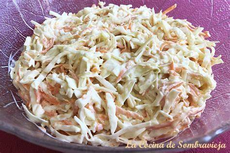 Ensalada de col con queso y jamón