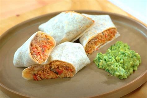 Burrito de tinga de pollo preparado