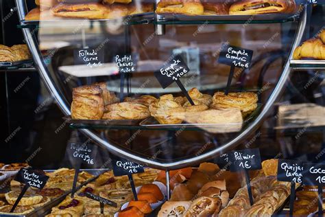 Variedad de British pies en una vitrina