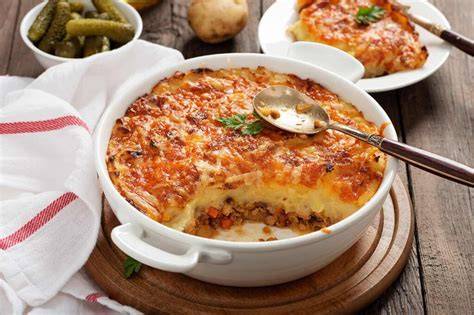 British pie servido con puré de patatas y mushy peas