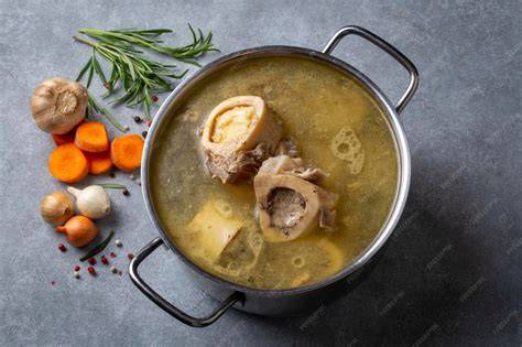 Caldo de pollo casero con huesos y verduras