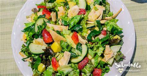 Ensalada fresca de pollo con frutas y verduras