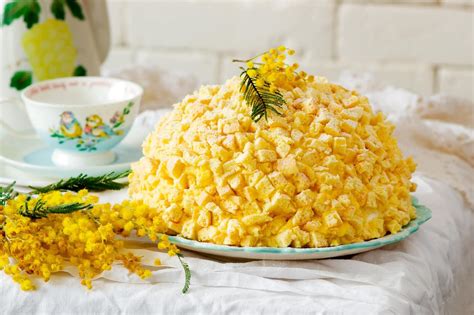 Torta Mimosa y flores de Mimosa