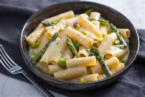 Pasta con espárragos y salsa César