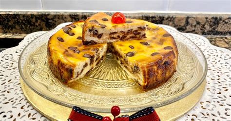 Tarta con pepitas de chocolate recién horneada