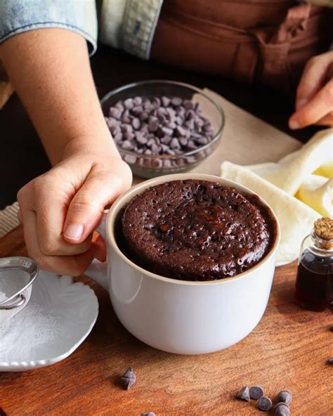 Torta en taza recién hecha