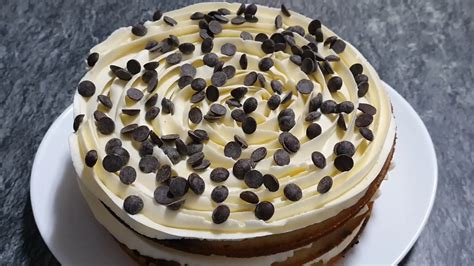 Torta de chocolate en taza con chips de chocolate