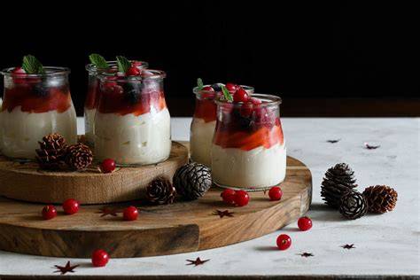 Mousse de yogur con frutos rojos en copas individuales