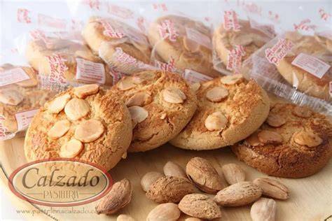 Pastas de almendra recién horneadas