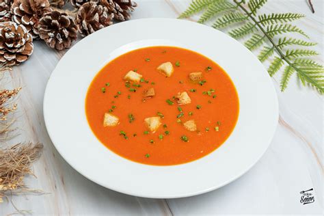 Cuenco de sopa de tomate casera con hierbas frescas