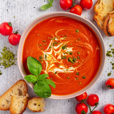 Sopa de tomate rostizado con queso de cabra y albahaca
