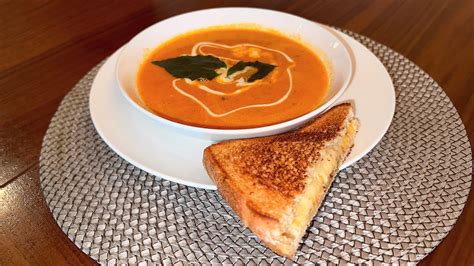 Sopa de tomate y Grilled Cheese Sandwich