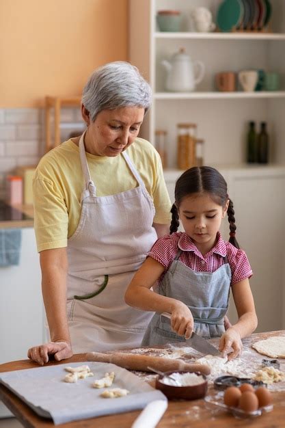 Madres y abuelas cocinando juntas
