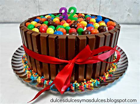 Tarta Kit Kat decorada con frutas