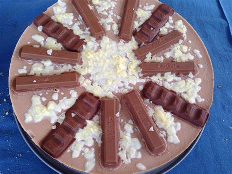 Tarta Kit Kat con barritas enteras alrededor