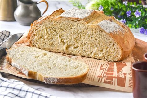 Pan de hogaza recién horneado