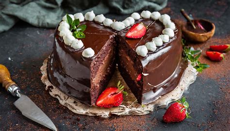 Tarta de chocolate en forma de corazón decorada