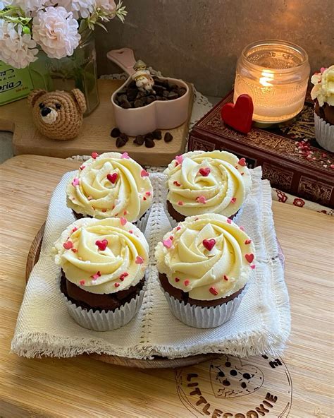 Cupcakes de chocolate con decoración romántica