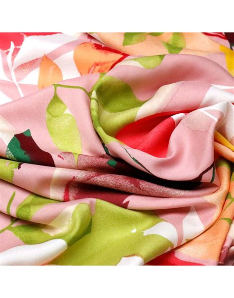 Detalle de tela crepé de viscosa estampada